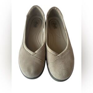 Bass Go-To Comfort Lite Mary Jane Flats Beige women Size 7 Slip-On Comfort